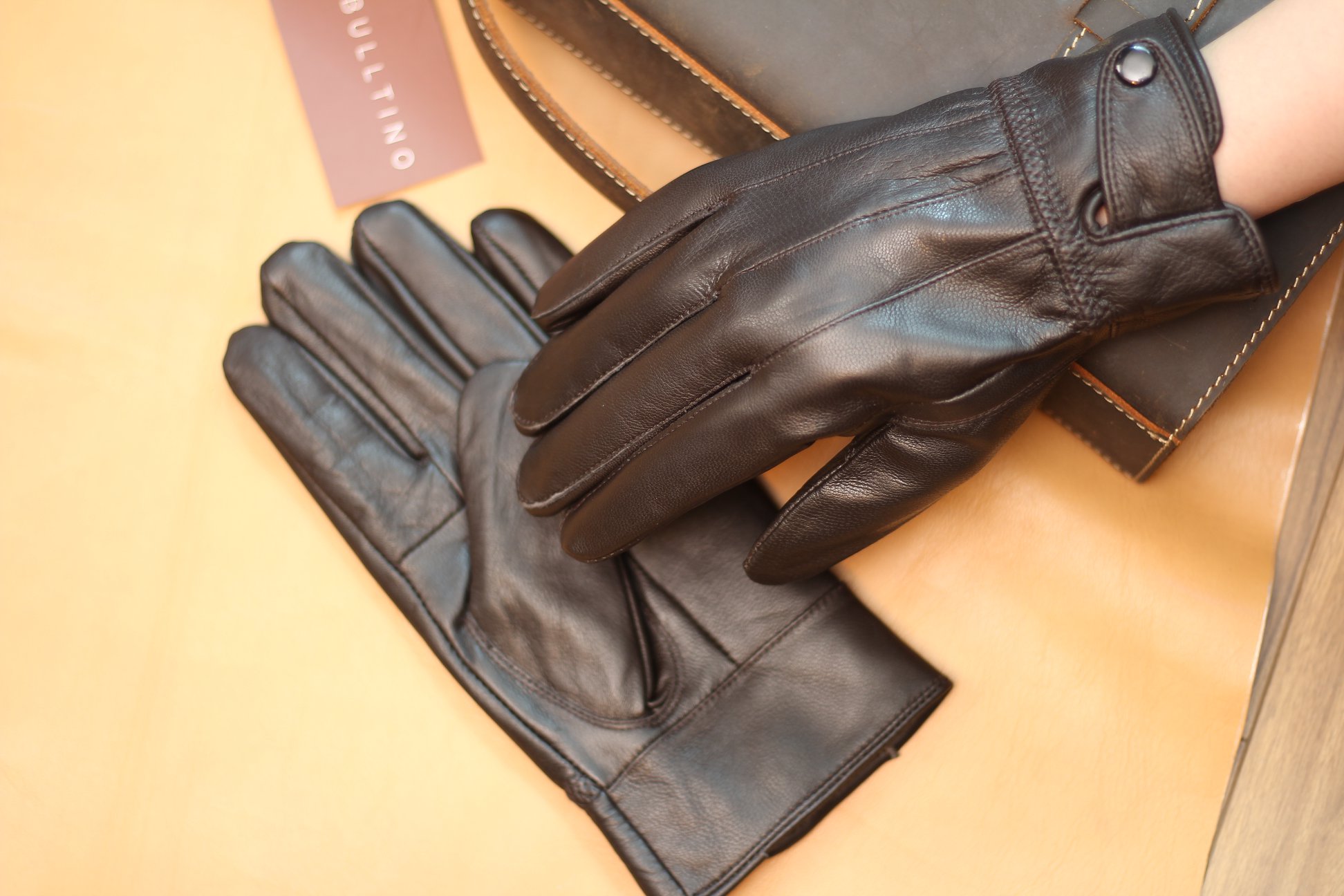 Găng tay da thật được khâu chỉ chắc chắn, chất liệu mềm mại ôm theo form tay người sử dụng