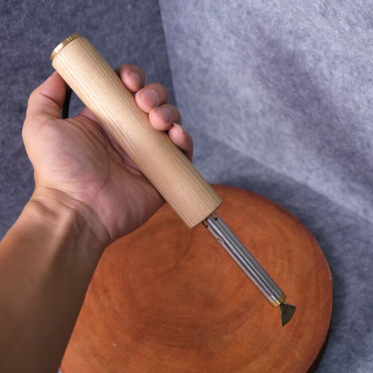 Chuôi gỗ nâng cấp cầm nắm chắc chắn và cách nhiệt tốt hơn